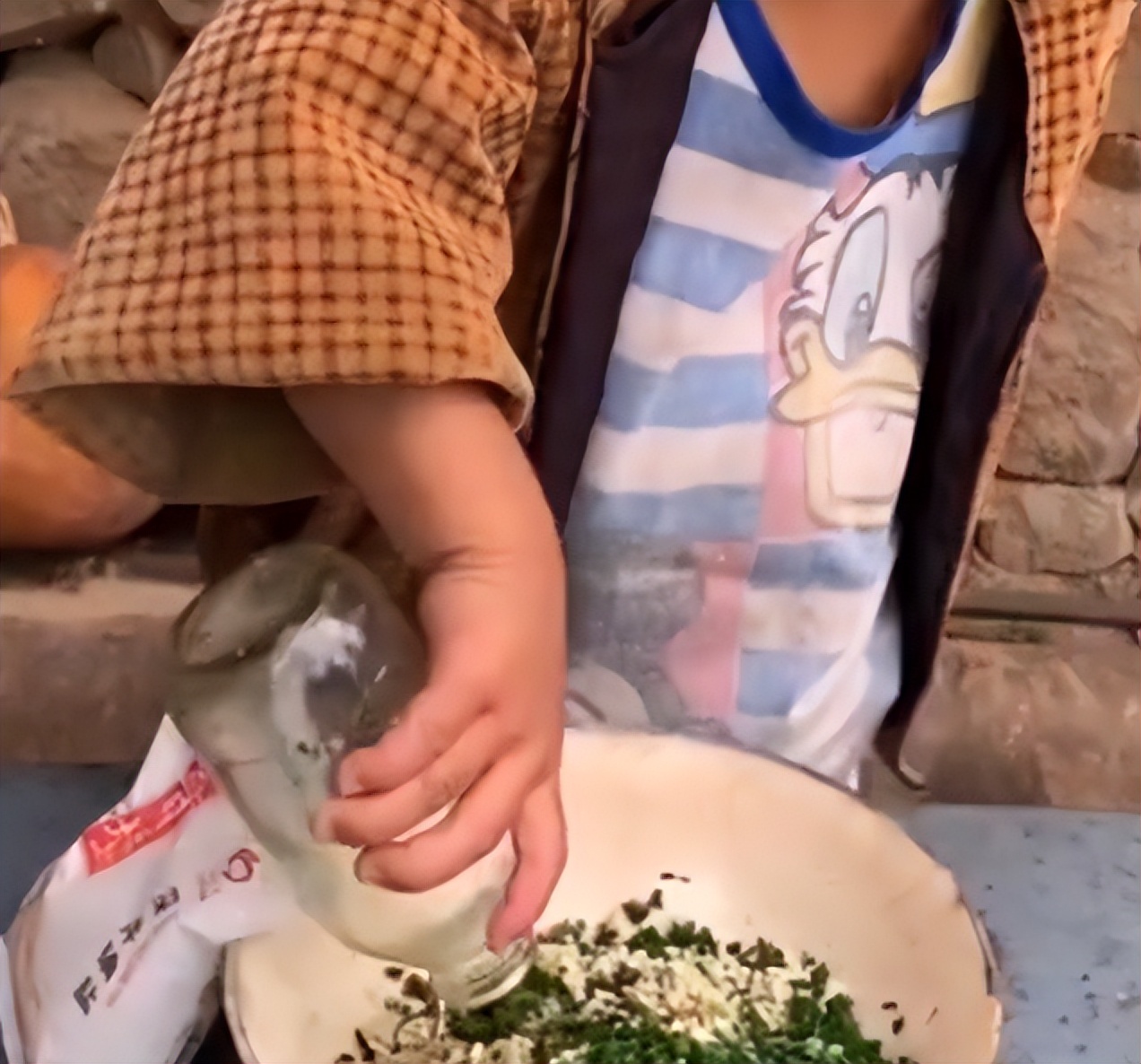 有趣3岁小男孩痴迷做花式面点,花式包子儿童