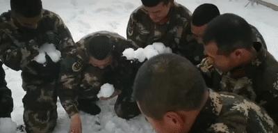 部队里打雪仗,部队打雪仗站岗