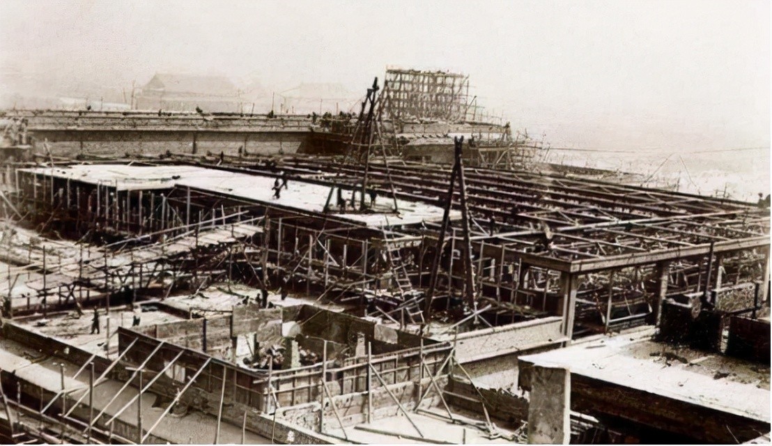 1959年人民大会堂落成，毛主席指着天花板笑问：这是谁的主意