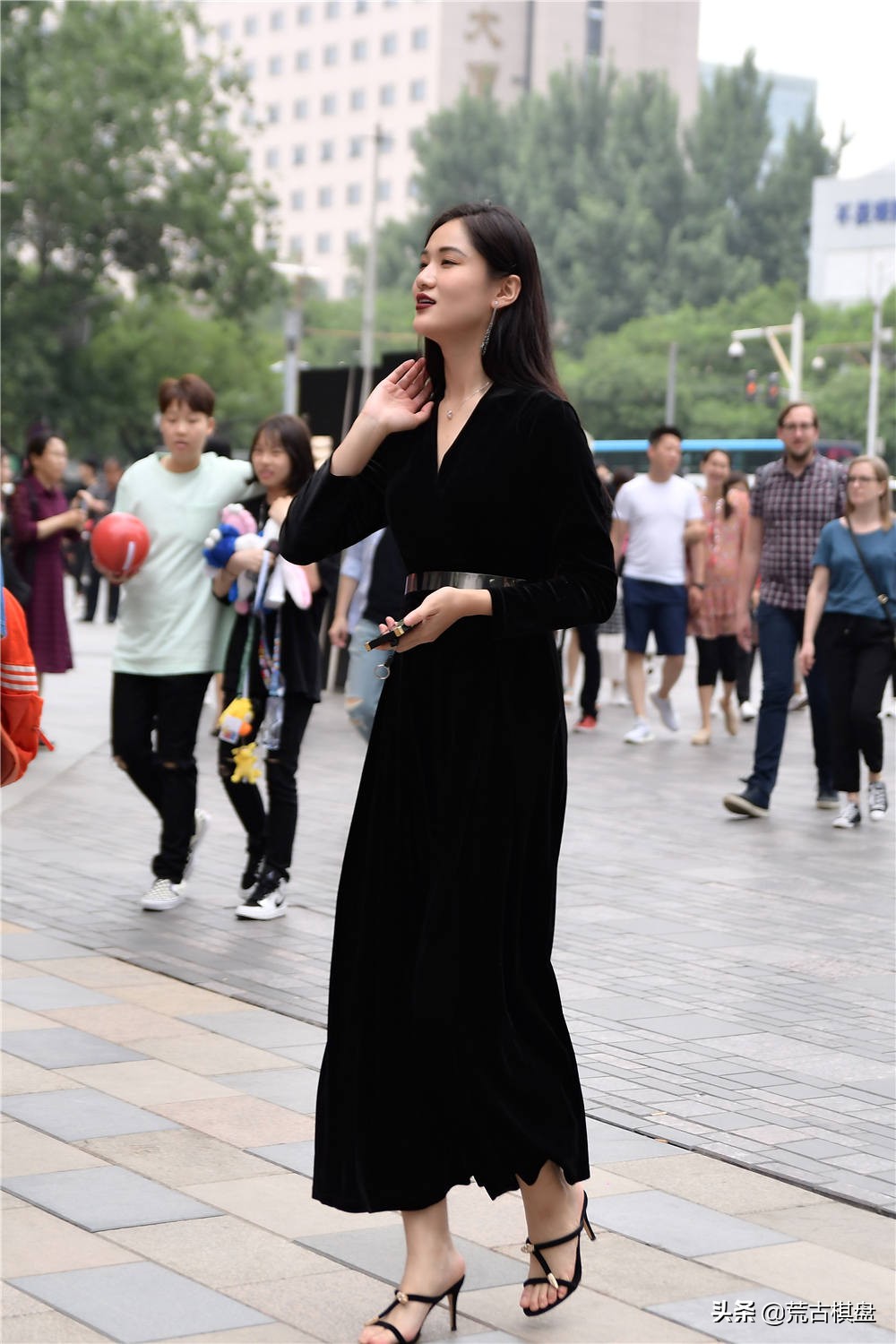 夏天的凉鞋这样搭配好看又高级 (夏天凉鞋的5种搭配美得优雅高级)