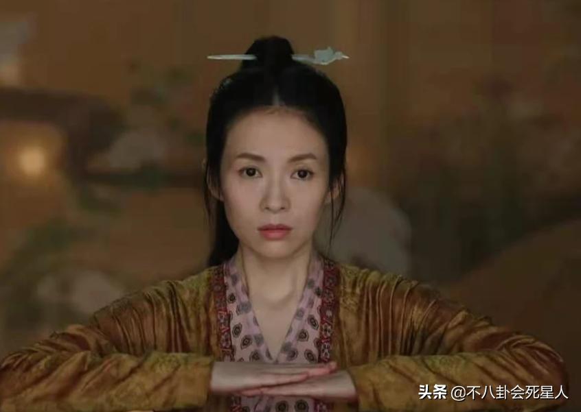 哪个女明星整容脸部变僵硬,整容脸vs自然脸的明星老去