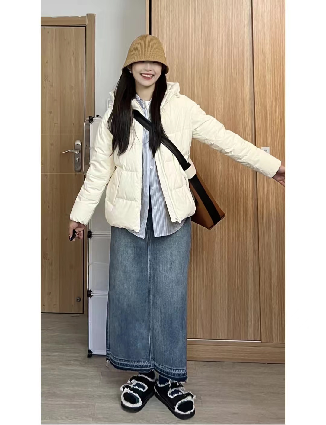 浅蓝色羽绒服怎样搭配黑色半身裙,短款白色羽绒服的最佳搭配半身裙