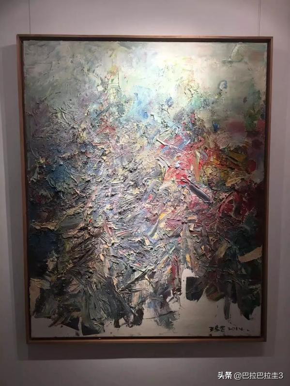 用脚画画的日本艺术家,一个小画家手拿画笔绘画