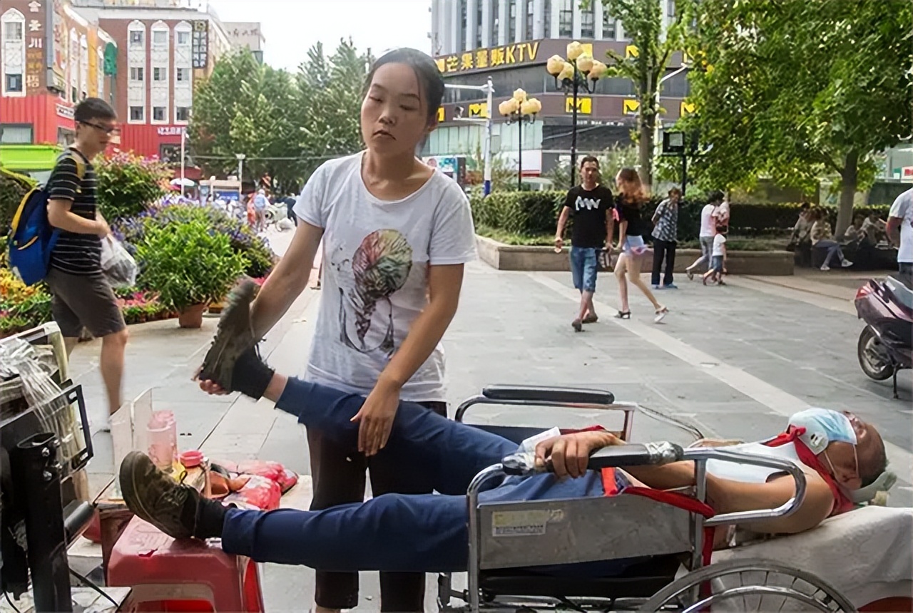 2015年，安徽女孩上街“扮牛”让人骑5元一次，背后隐情催人泪下