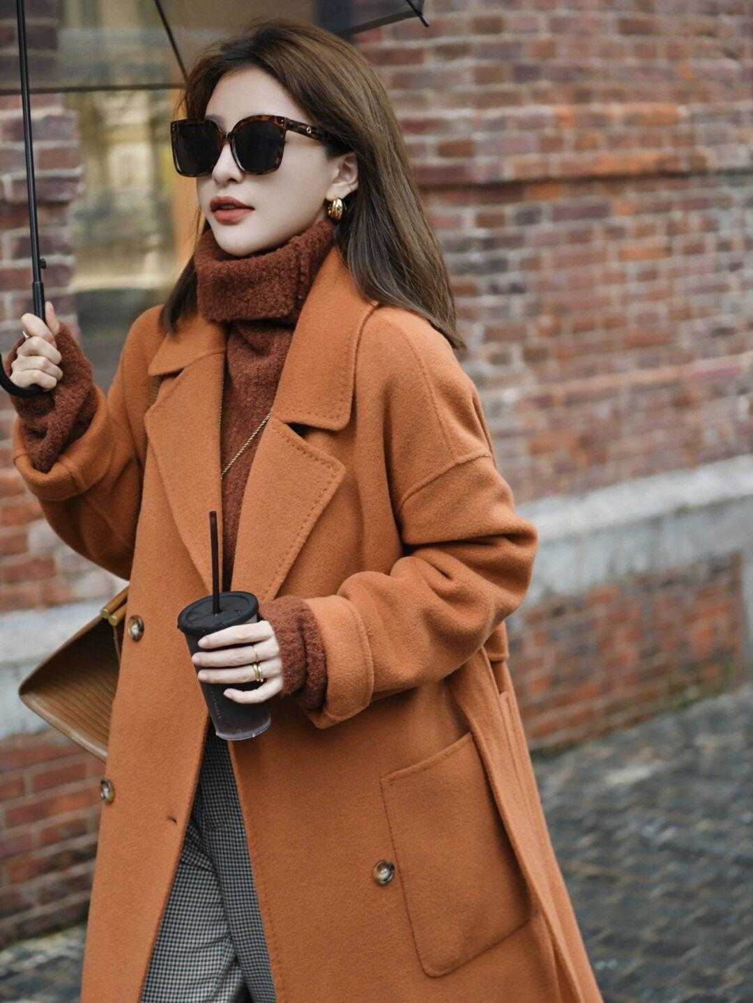 冬天搭配大衣的中长款毛衣,最高级的搭配大衣毛衣你会搭吗