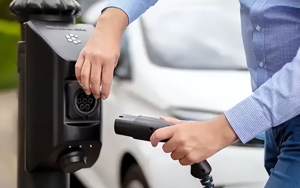 新能源汽车充一次电能跑几公里,新能源汽车充一次电需要多少钱呢