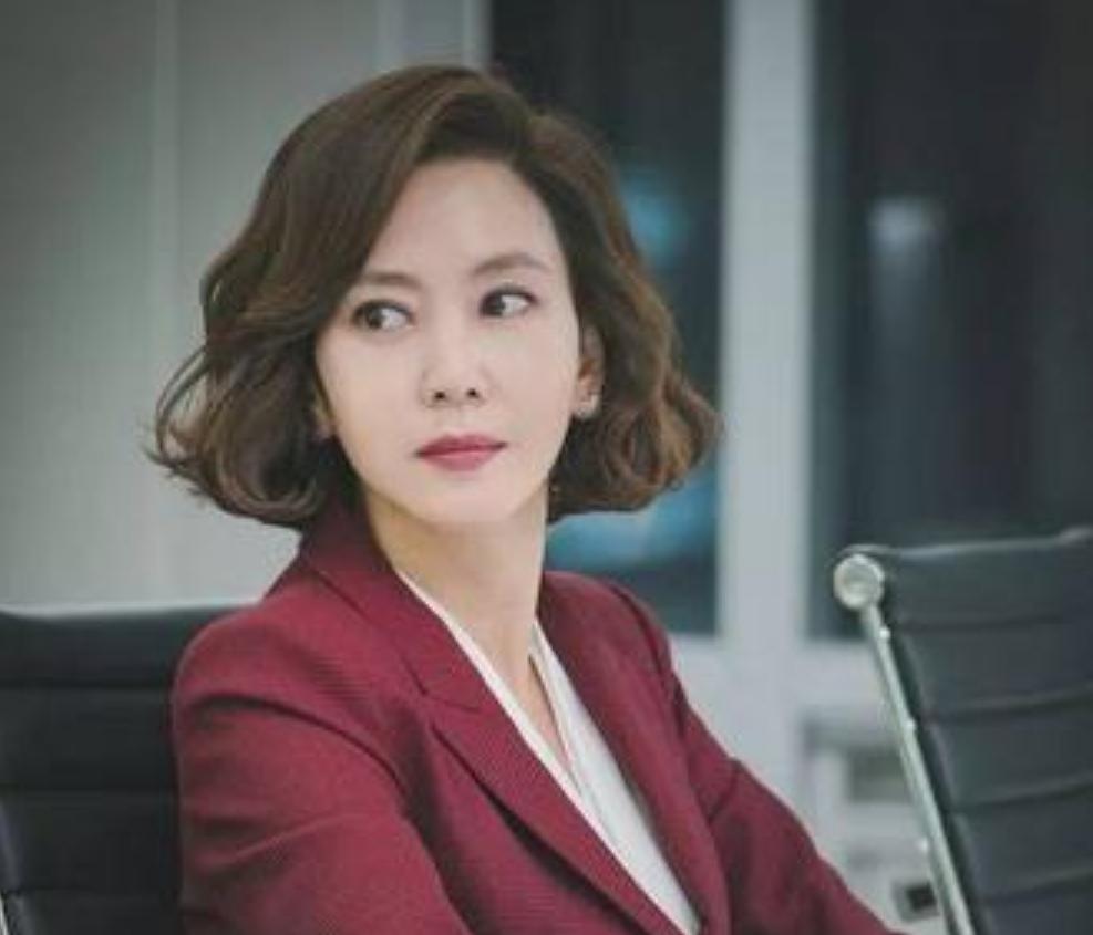 男子网约女子被要求买手机,男子约网聊女子见面就买包