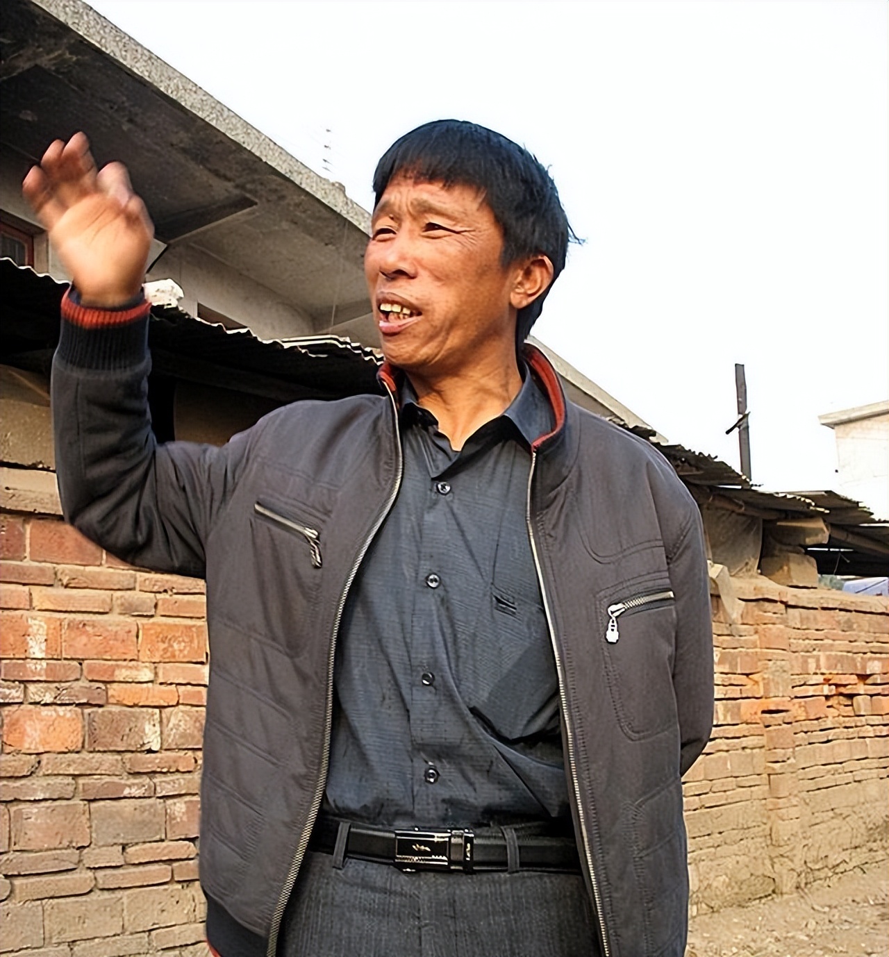 江西孝子为父亲遗体塑金身 (江西男子为父亲塑成金身)