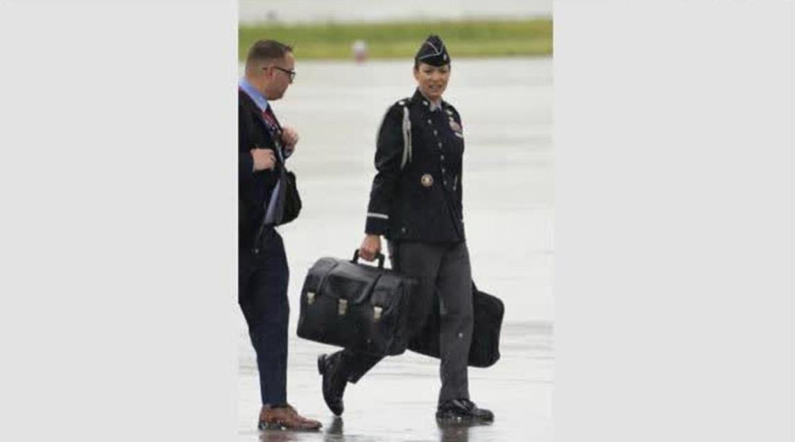 平叛之后普京现身，黑手提箱紧随左右，这才是美国不敢动的原因