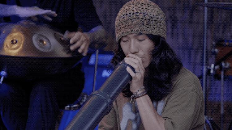 90后夫妻造洞穴房8强,90后夫妻不外出打工隐居深山洞