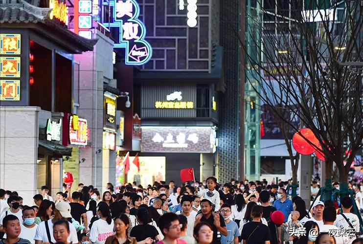 15岁女孩街头扮牛被人骑点赞,15岁女孩街头扮牛后续