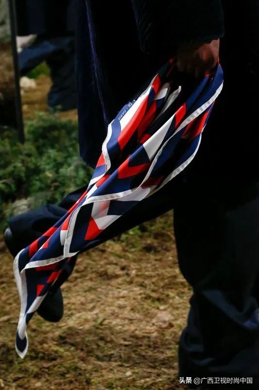 简单又时髦的丝巾系法你学到了吗,美丽时尚精美基础丝巾推荐