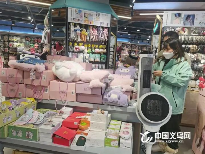 气温逐步降低冬季羽绒服迎来热销,寒潮带热暖经济极寒羽绒服热销