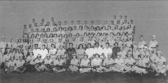 67年长征组歌演出结束,周总理亲手为演员递茶:教我唱唱歌好吗?