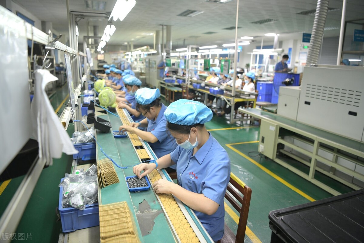 郭云平讲现代年轻人不进工厂上班,央视网评年轻人为什么不愿进工厂