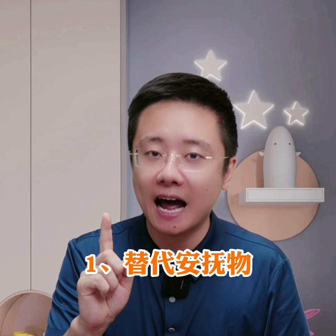 怎么纠正宝宝吃手,宝宝老是吃手指甲要怎么处理