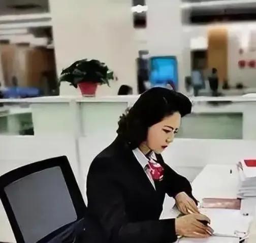 公务员能否戴奢侈品？因“耳钉”走红的李少莉，履历背景不简单