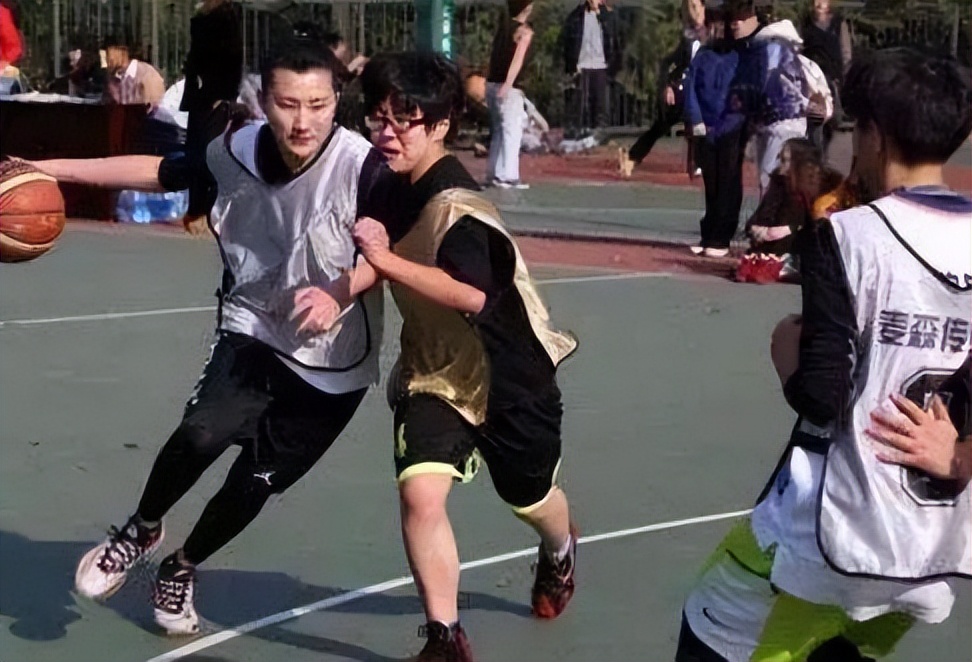 戴眼镜就不可以打篮球了吗,戴眼镜不适合打羽毛球吗