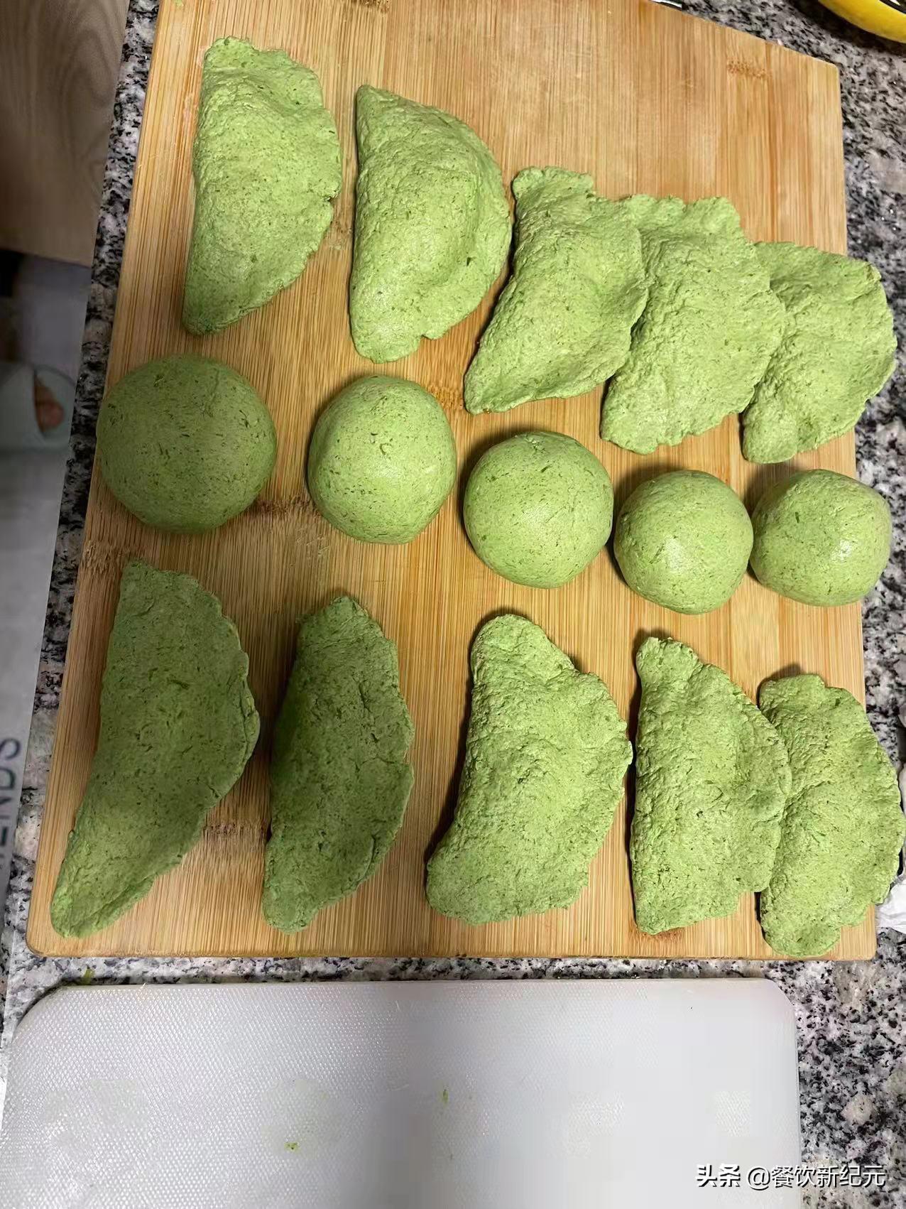 宅家不出门，上海女子在小区绿化带摘艾草，却遭网友狂吐槽