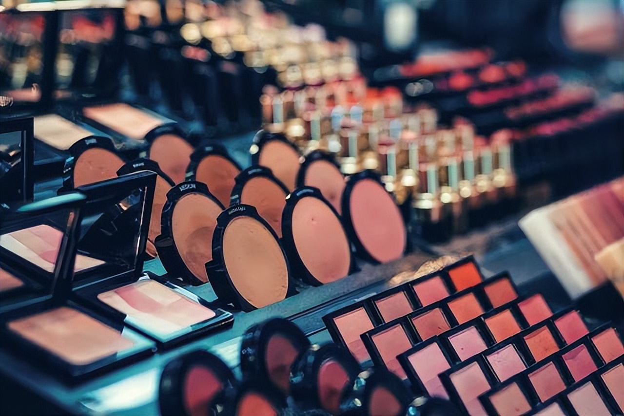 妙手仁心，守护健康美丽——医药健康学院