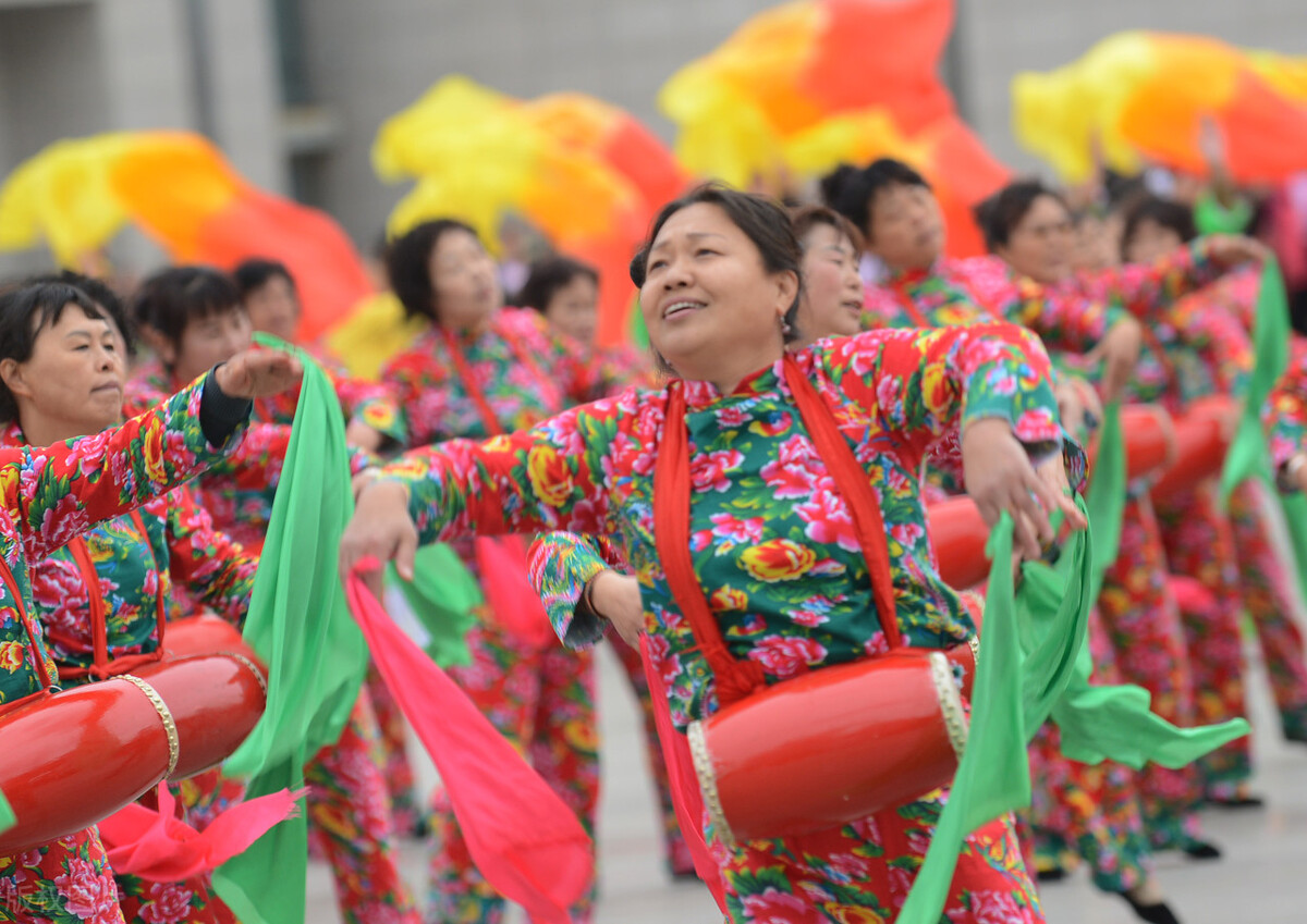 舞伴之间是否会出现婚外情,女人经常跟异性聊天会出轨吗
