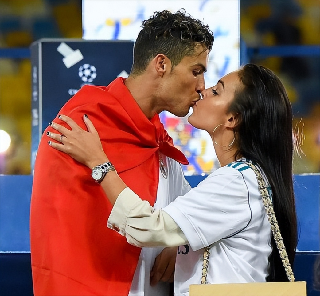 c罗与名模伊莲娜金童玉女的爱情,c罗前任伊莲娜看世界杯