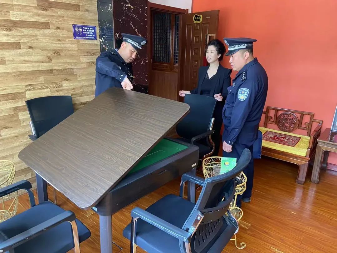 户政窗口周末开辟“学生*证办**”专场【三分钟速览成县公安动态】