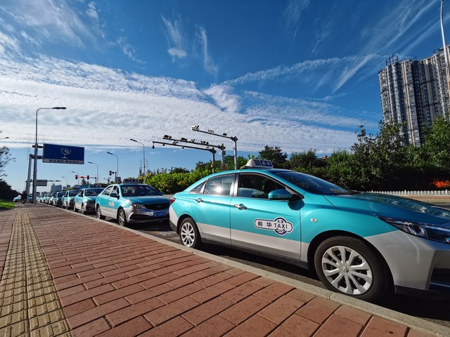 90年代，我爸妈在成都跑出租车年入20万，如今有房有车存款3000万