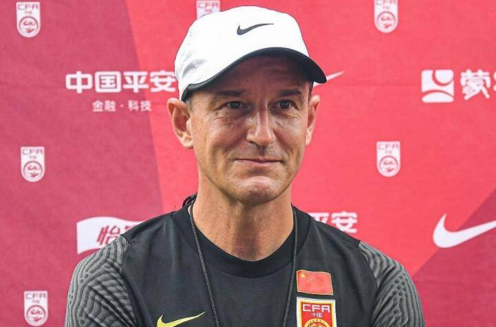 中国男足新帅首次公开亮相,曝多位国脚因伤病和家庭原因请假