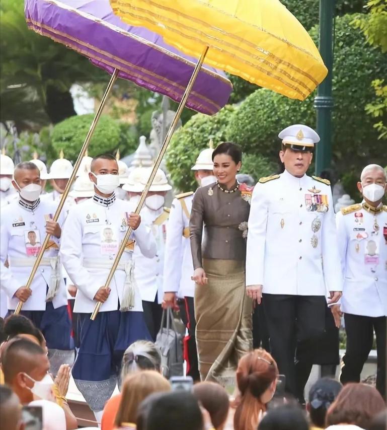 泰国王后晒贵妃穿衣显年轻,泰国王后珠光宝气身材发福