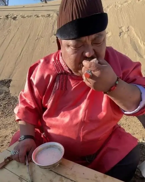 “羊亡爷”恩克:5个月内吃110只羊,从不吃青菜,面色乌青疵扩散