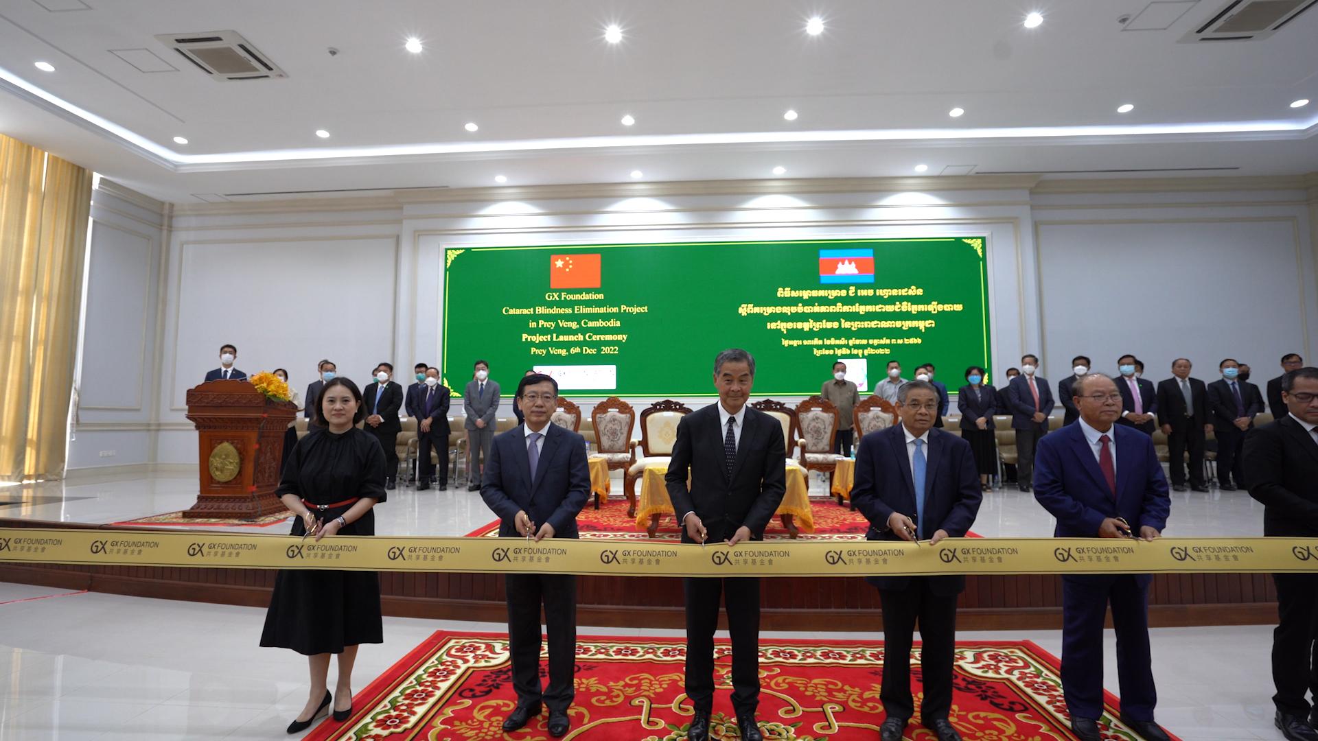 丝路盛放洋紫荆|港NGO联手内地医疗队出海扫“盲”50年柬埔寨白内障患者复明：我能看到了！