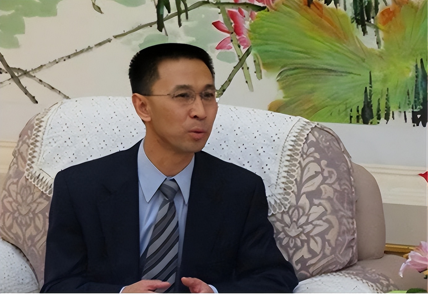 央视主持人海霞经历及婚姻家庭,海霞嫁清华教授恩爱23年视频播放