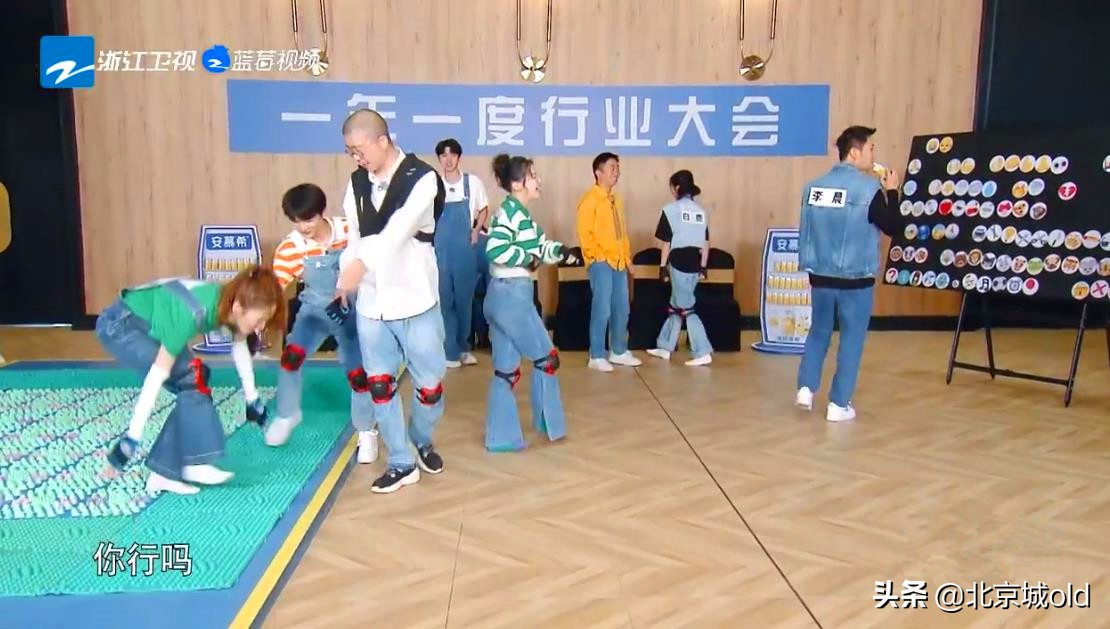 奔跑吧第十季周深搞笑花絮,奔跑吧第四季周深指压板