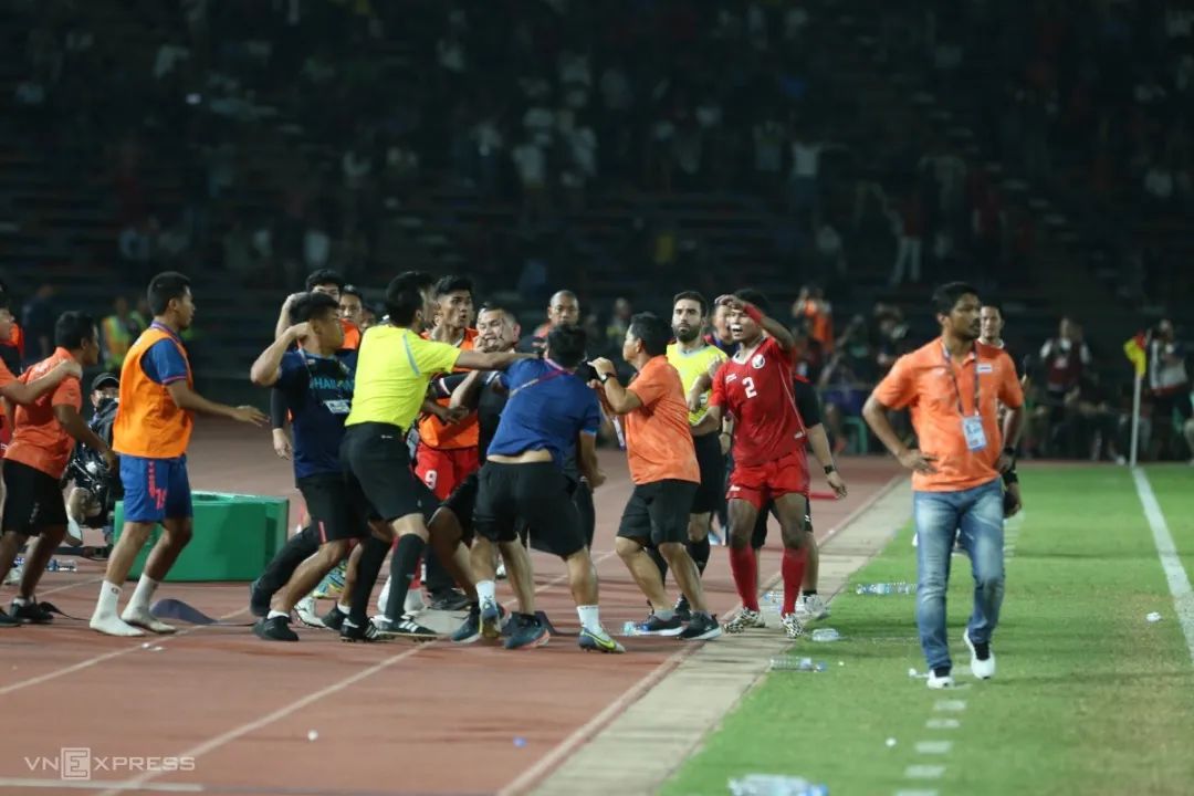 打群架!神进球!犯大错!扔奖牌!东运会男足决赛堪称神剧情!