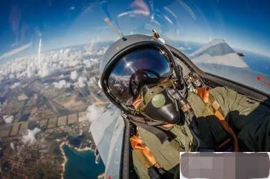 战斗机频繁飞行怎么回事,战斗机飞行员内急怎么办