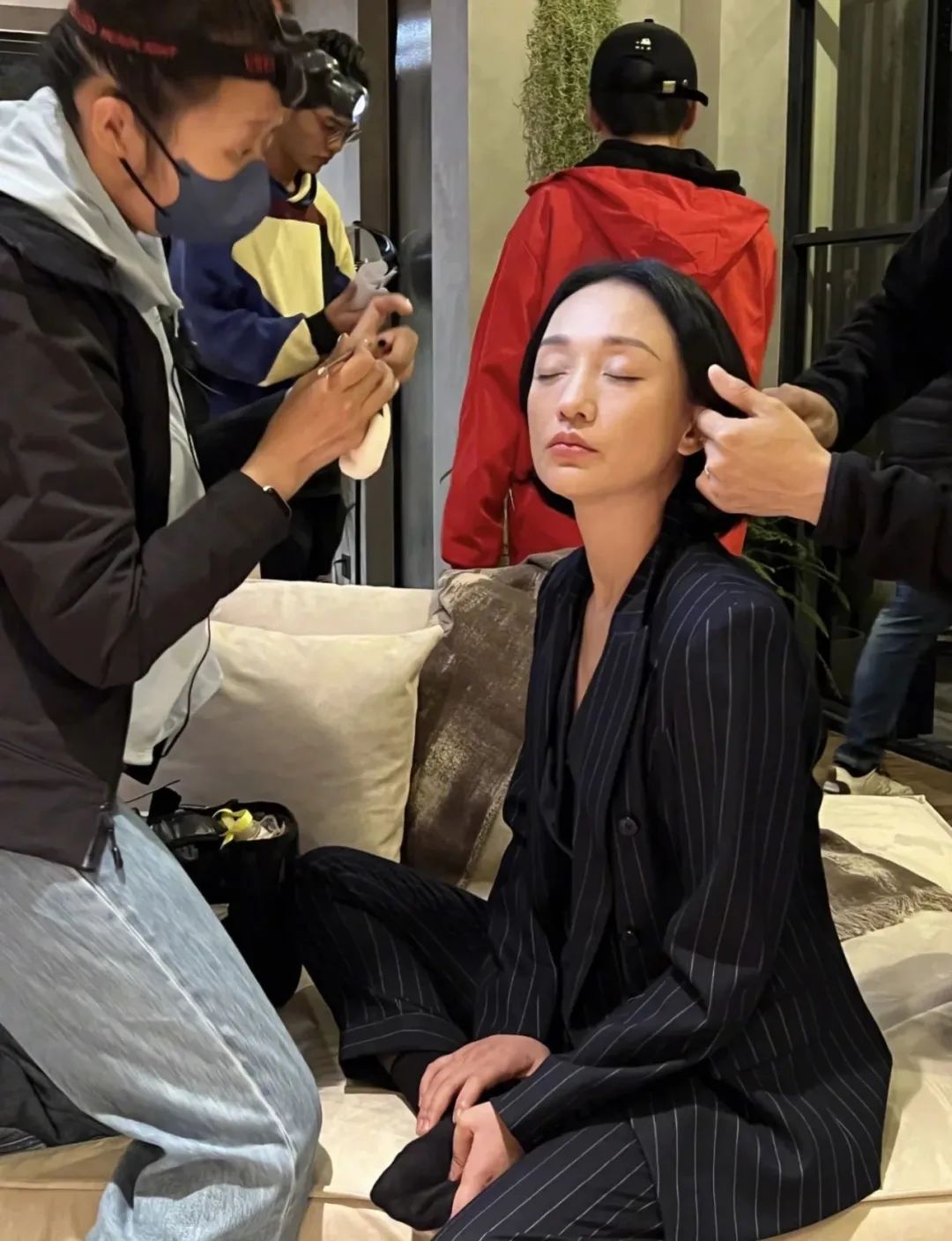 穿大牌西装背200块帆布包，混搭百元球鞋，她演女高管我服！