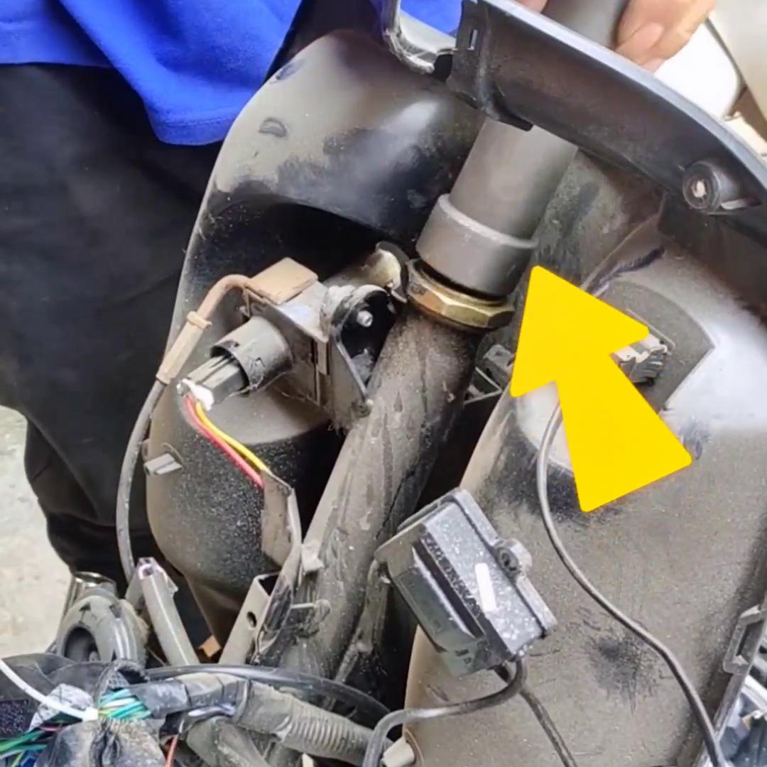 爱玛电动车被汽车压过去了，造成前轮严重变形，螺杆，刹车...