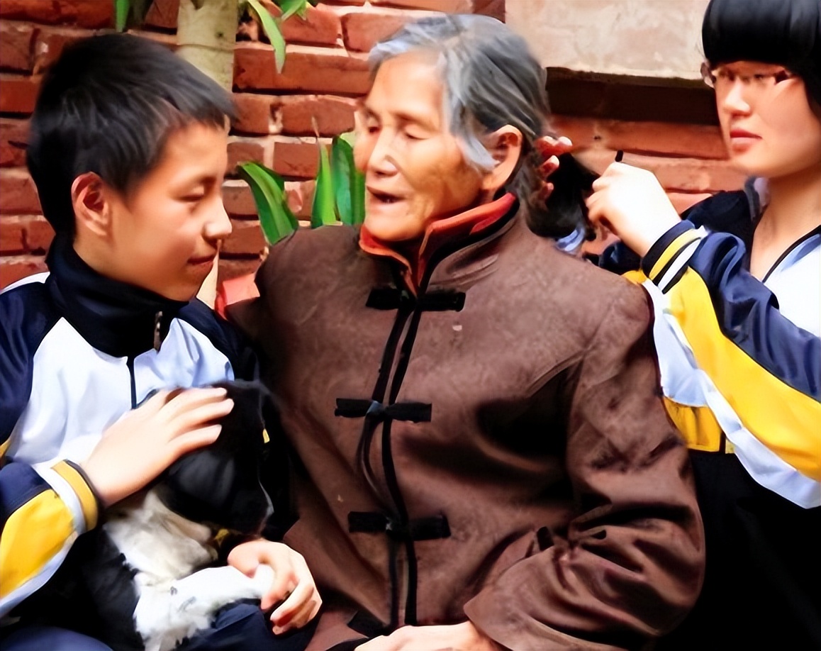 江西一小伙和81岁的老太拍婚纱,江西25岁小伙跟老妈拍婚纱照