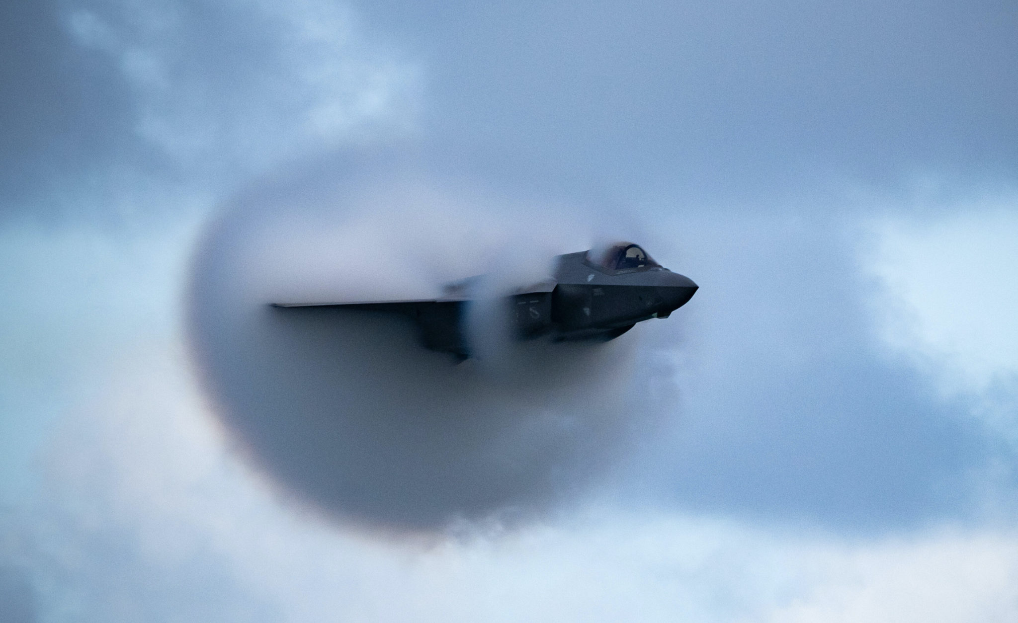 杭州上空出现六次巨响，或是音爆，中国第六代战机试飞发出的吗？