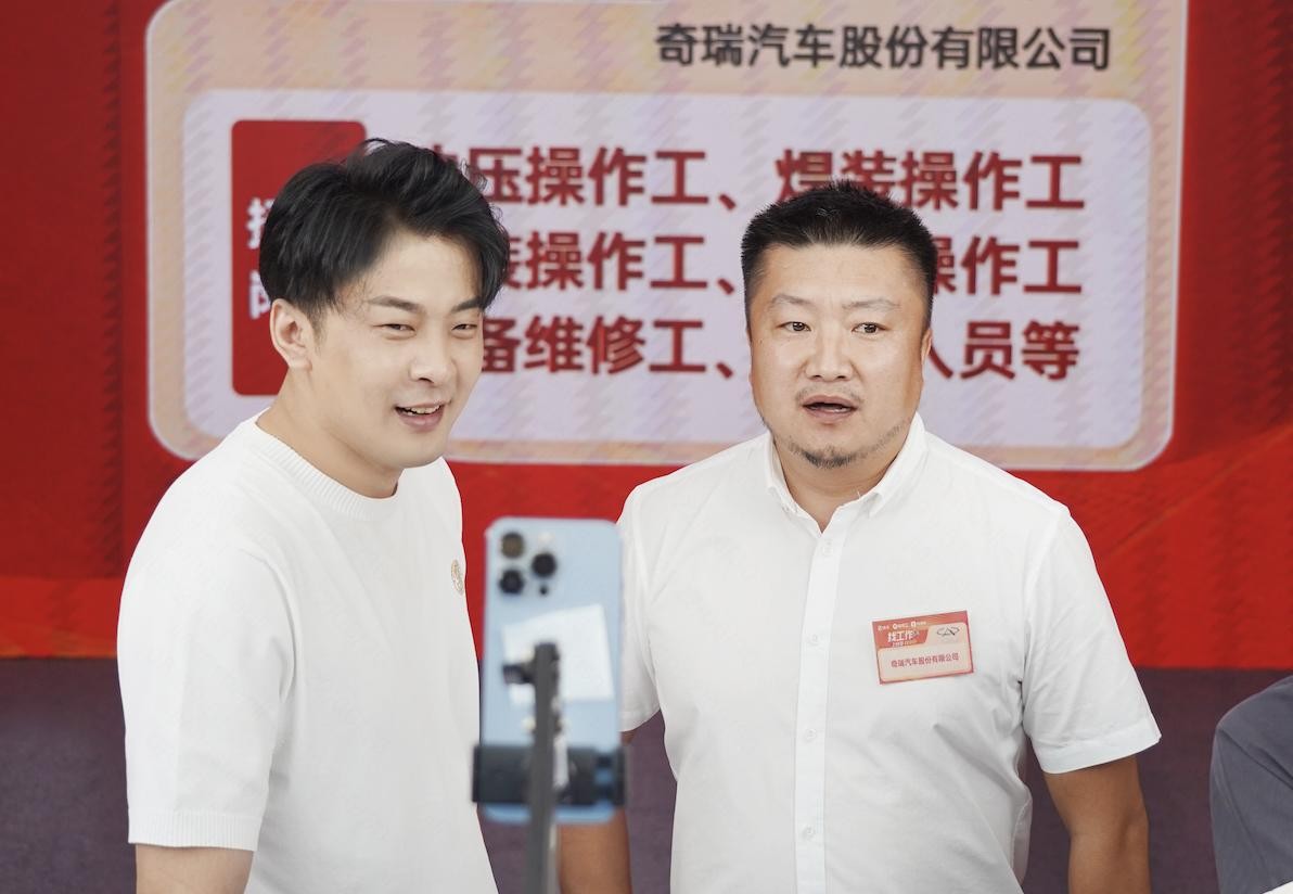 辛巴给更多人展现自己价值的渠道,河南商丘小战士资助家乡贫困生