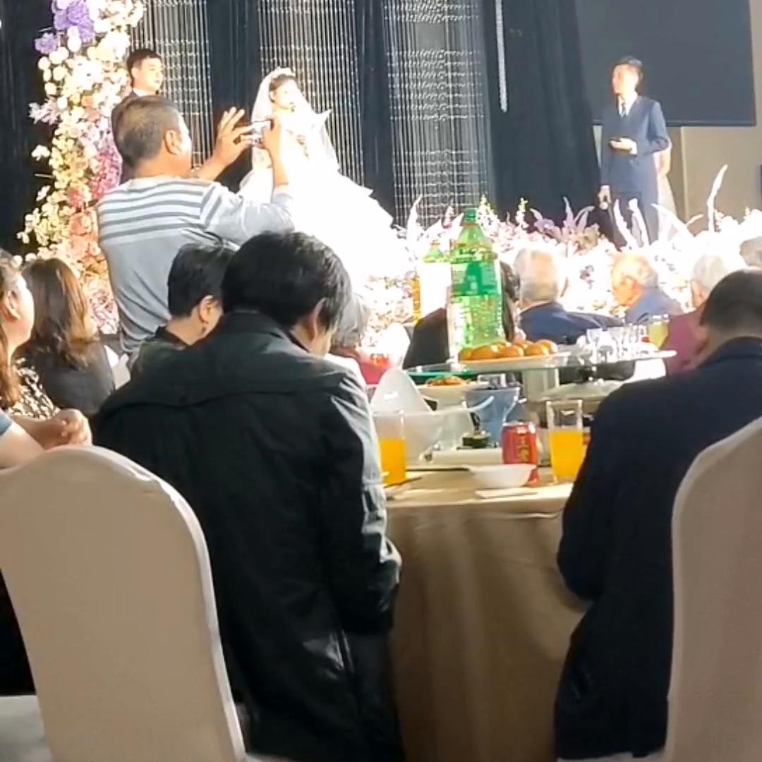 婚礼现场神级献唱,婚礼现场