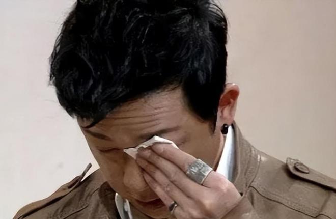 董洁身穿瑜伽裤亮相直播间,43岁董洁穿瑜伽服直播带货视频