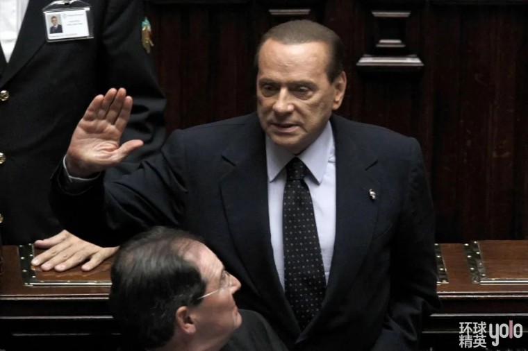 千面总理、商业巨鳄、丑闻缠身……贝卢斯科尼的传奇人生