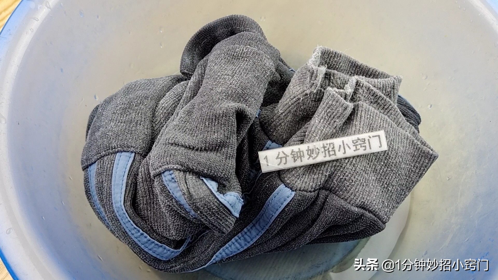 衣服买来怎么洗才不会褪色,新买的衣服不能水洗要如何消毒