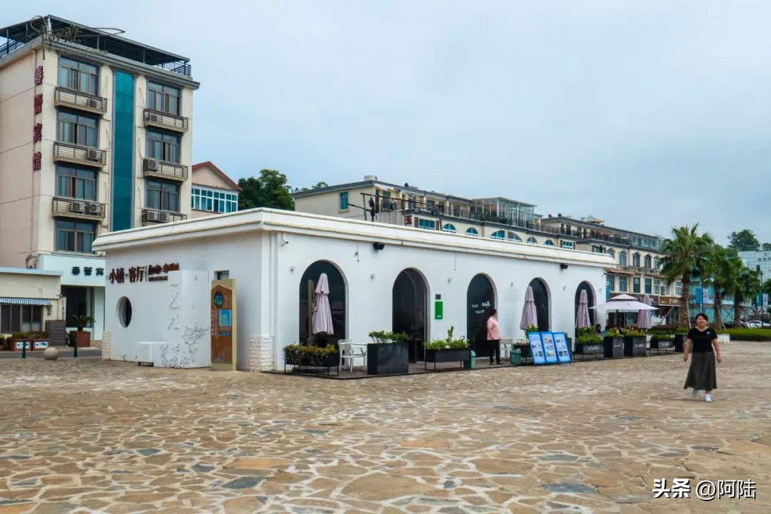 在宁海湾遇见最孤独的咖啡馆，它的面积不大，却“ins风”十足