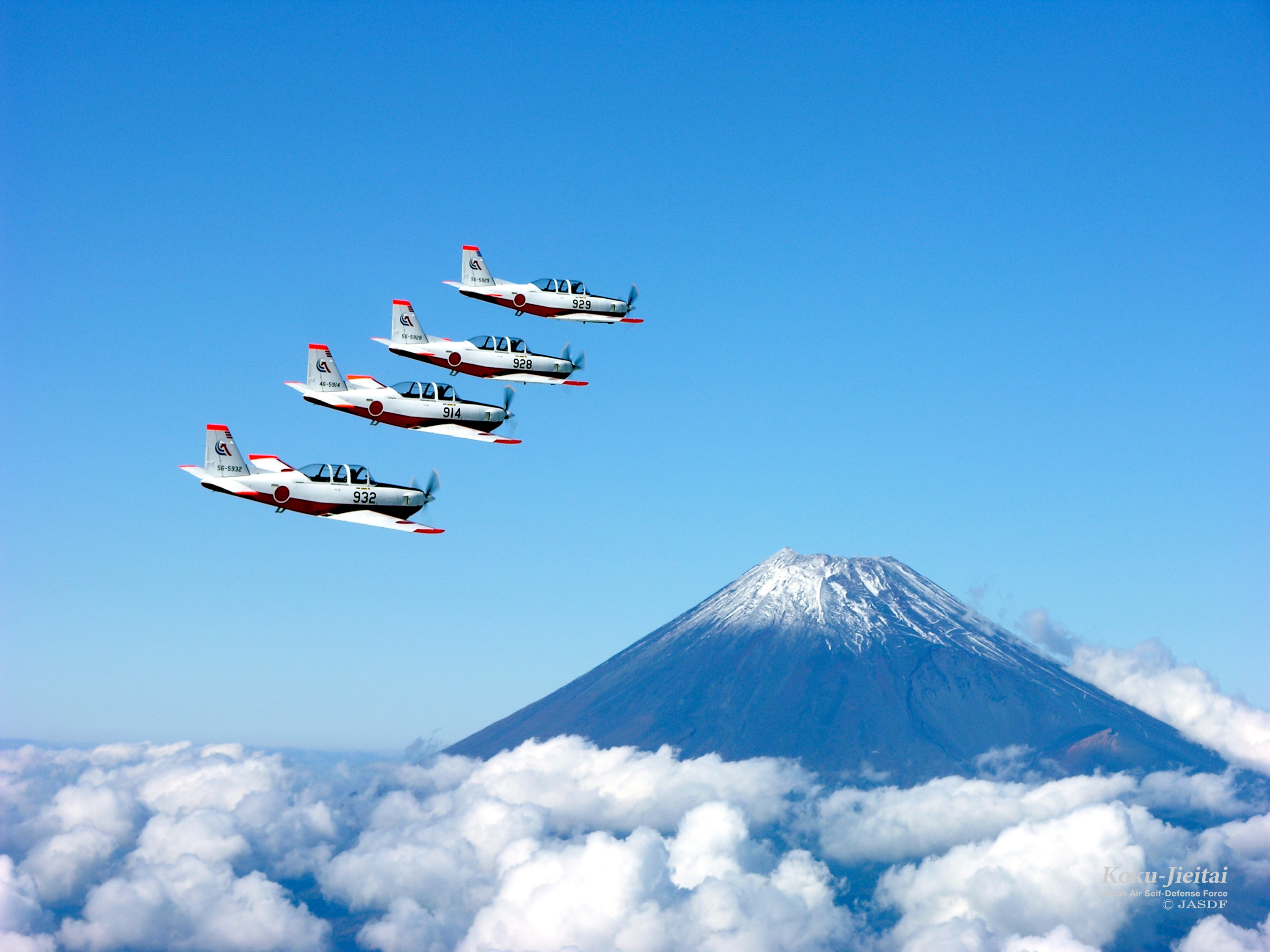 日本列岛的初级和中级训练机“富士T-7”