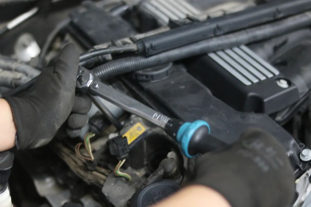 破烂不堪的废旧车变成新车的视频,宝马e90325i