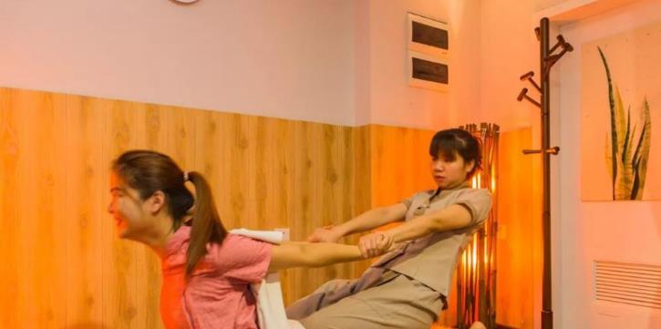 性骚扰！女子足浴店遭男技师“猥琐”，店家赔偿！