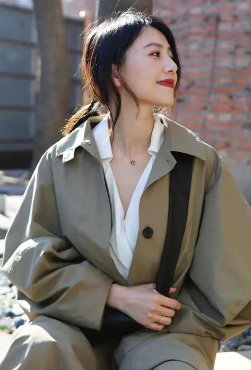 当看到高圆圆烫了“泡面卷”,终于明白:什么叫发型决定气质